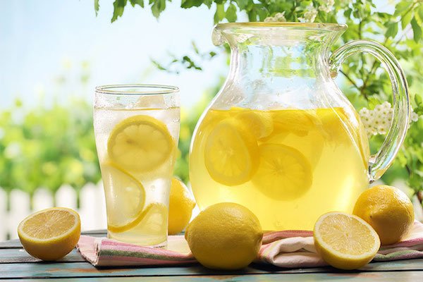 acqua e limone la mattina